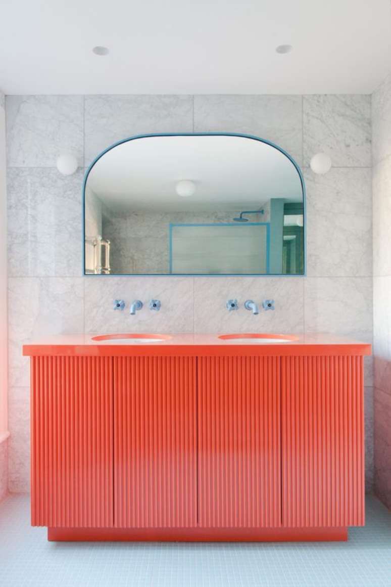 41. Gabinete cor coral para banheiro moderno – Foto 2L GStudio