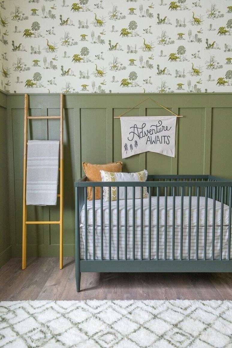 45. Decoração para quarto de bebê com tinta verde oliva para parede e berço cinza – Foto: Pinterest