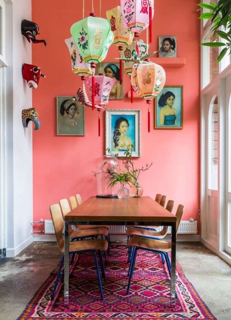 57. Sala de jantar com parede coral – Foto Jeito de Casa