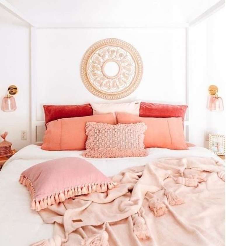 22. Decora&ccedil;&atilde;o com roupa de cama cor coral &ndash; Foto Athome With Ashley