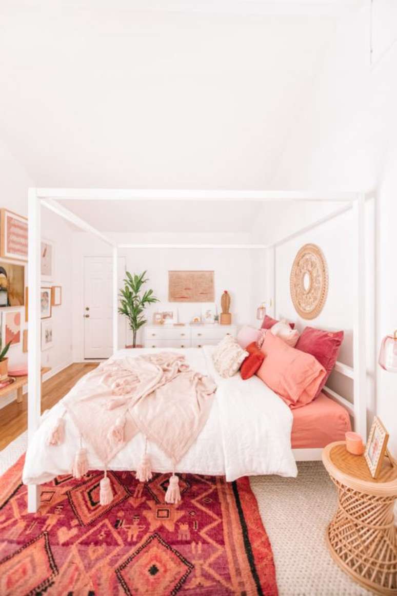 51. Roupa de cama cor coral no quarto moderno – Foto Studio DIY