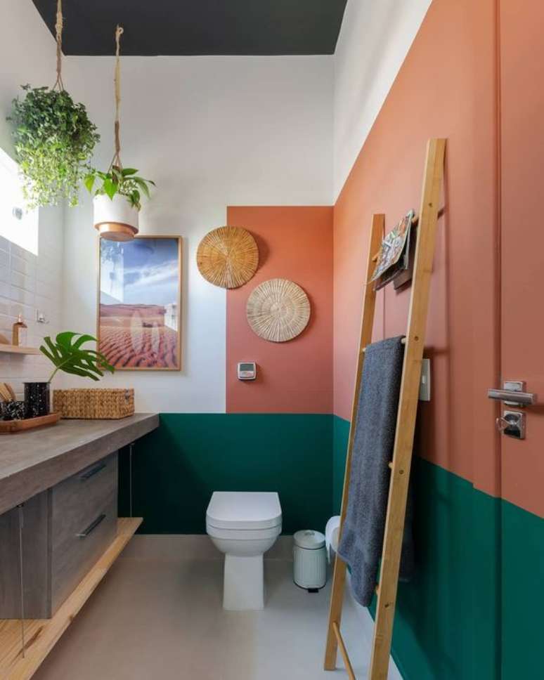 13. Banheiro cor coral e verde – Foto Pinteret