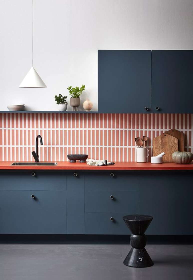18. Cozinha com revestimento na cor coral e armários azuis – Foto Home Style
