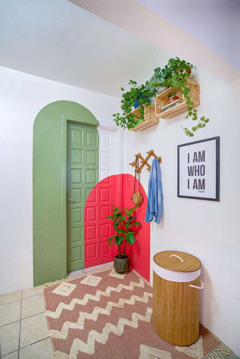 9. Porta decorada com desenho verde e cor coral – Foto Pinterest