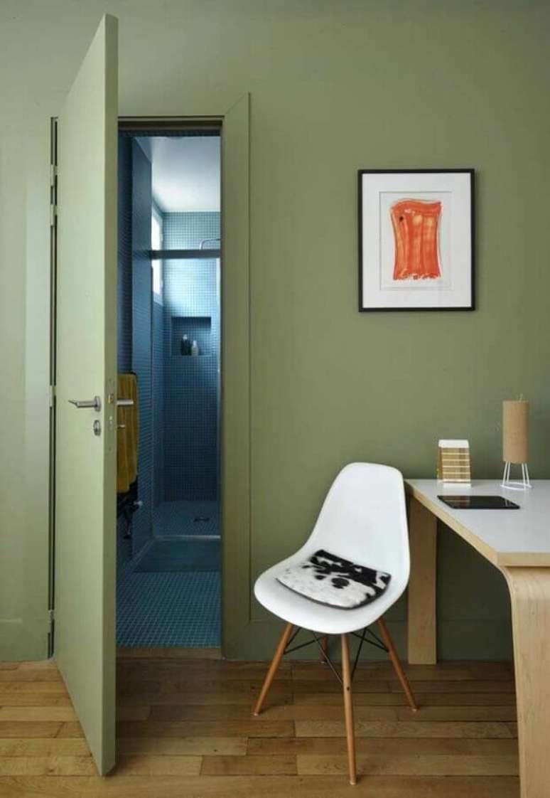 23. Home office simples decorado com tinta verde oliva para paredes – Foto: Modern House Design