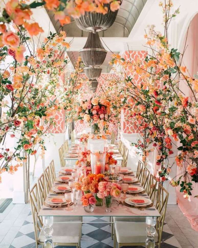 63. Mesa de jantar com flores e decoração cor coral – Foto Pinterest
