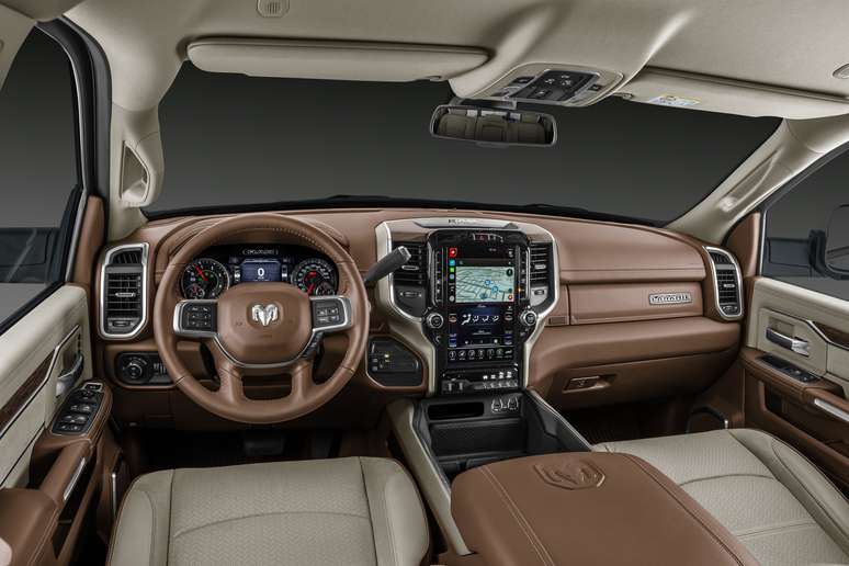 Interior da Ram 2500 Laramie aposta em acabamento luxuoso e traz opção de revestimento em couro marrom e bege. 