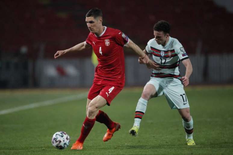 Sérvia e Portugal empataram em partida de quatro gols (Foto: PEDJA MILOSAVLJEVIC / AFP)