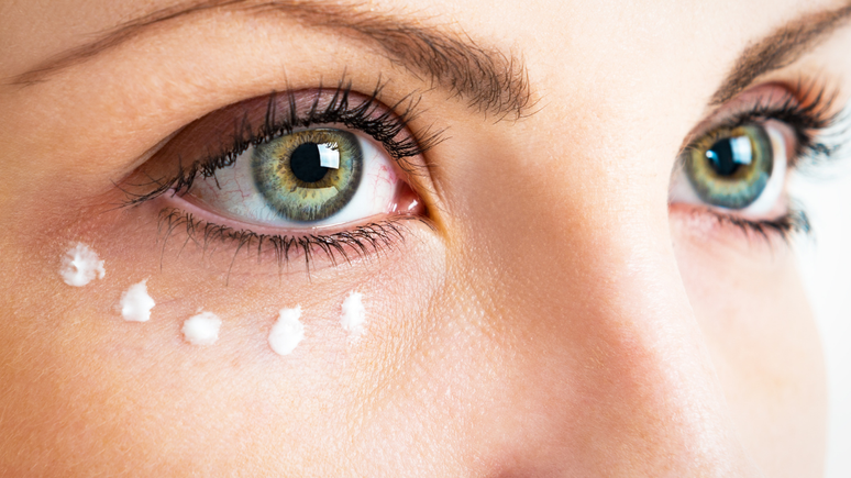 Confira as dicas de skincare para cuidar da área dos olhos