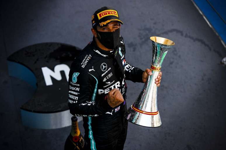 88 – Em uma prova de poucas emoções Lewis Hamilton venceu facilmente em Barcelona 