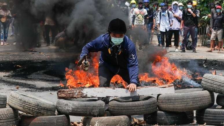 Mais de 320 pessoas já foram mortas em protestos contra o golpe militar