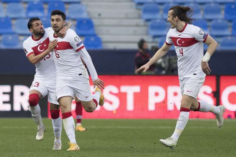 Ozan Tufan marcou duas vezes na vitória da Turquia (Foto: JORGE GUERRERO / AFP)