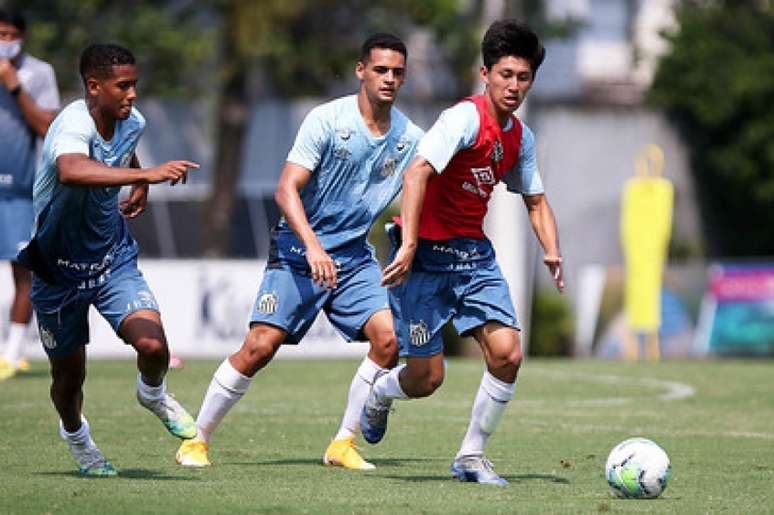 Miguel Terceros disputa jogada com Kaiky Fernandes e Ângelo (Foto Ivan Storti/SantosFC)