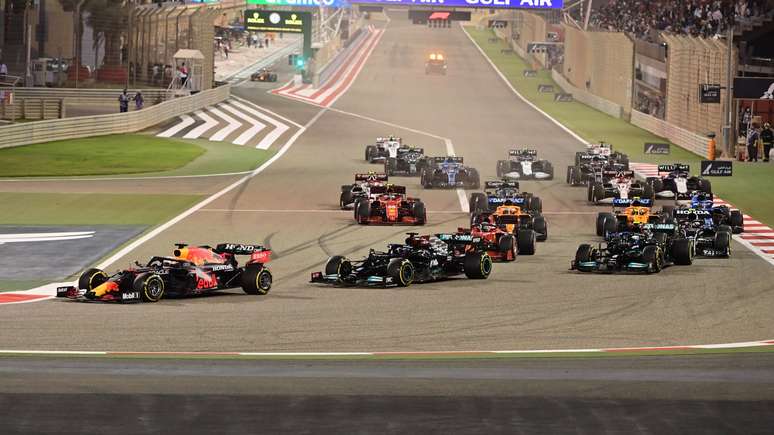 Verstappen manteve a liderança na primeira largada da F1 em 2021 mas Hamilton venceu a corrida 