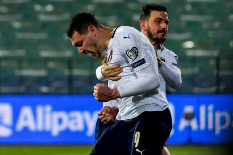 Belotti marcou na vitória da Itália (Foto: NIKOLAY DOYCHINOV / AFP)