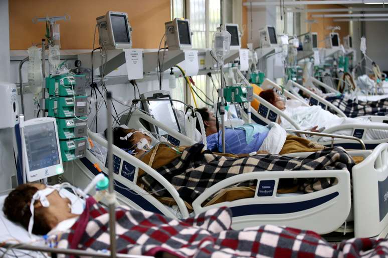 Pacientes  em sala de emergência de hospital em Porto Alegre superlotada por causa de pandemia de Covid-19
11/03/2021 REUTERS/Diego Vara