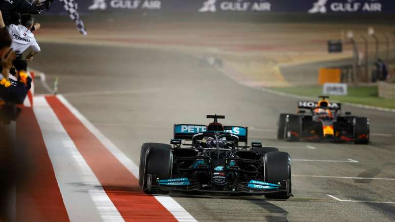 Lewis Hamilton venceu incrível duelo com Max Verstappen para triunfar no Bahrein 