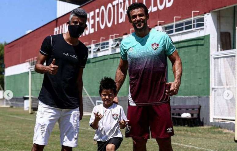 Léo Moura, o filho Lucca e o atacante Fred no CT Carlos Castilho (Foto: Reprodução Instagram)