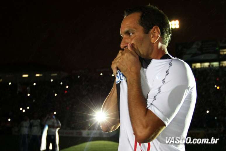 Edmundo se emocionou e marcou dois gols em seu jogo de despedida com a camisa do Vasco (Marcelo Sadio/Vasco)