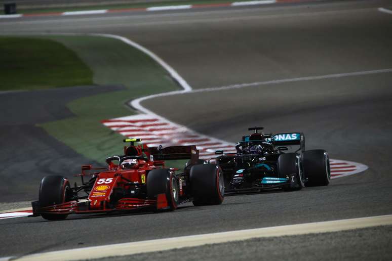 Carlos Sainz a frente da Mercedes de Valtteri Bottas no GP do Bahrein 