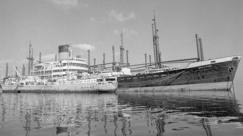 Os barcos abandonados ficaram conhecidos como a frota amarela