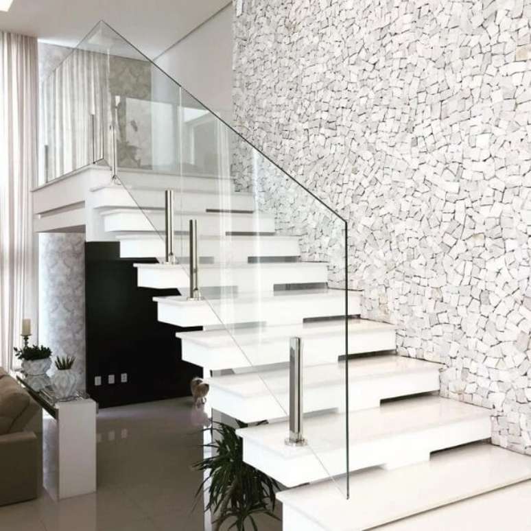 18. Revestimento de pedra portuguesa branca decora a escada. Fonte: Vanessa Guerra Arquitetura