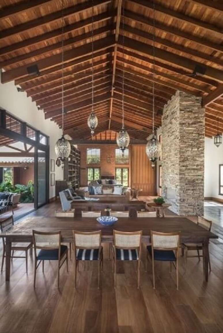 31. Pedra para revestimento de parede: pedra madeira usada na decora&ccedil;&atilde;o da casa de campo. Fonte: Fernanda Dabbur