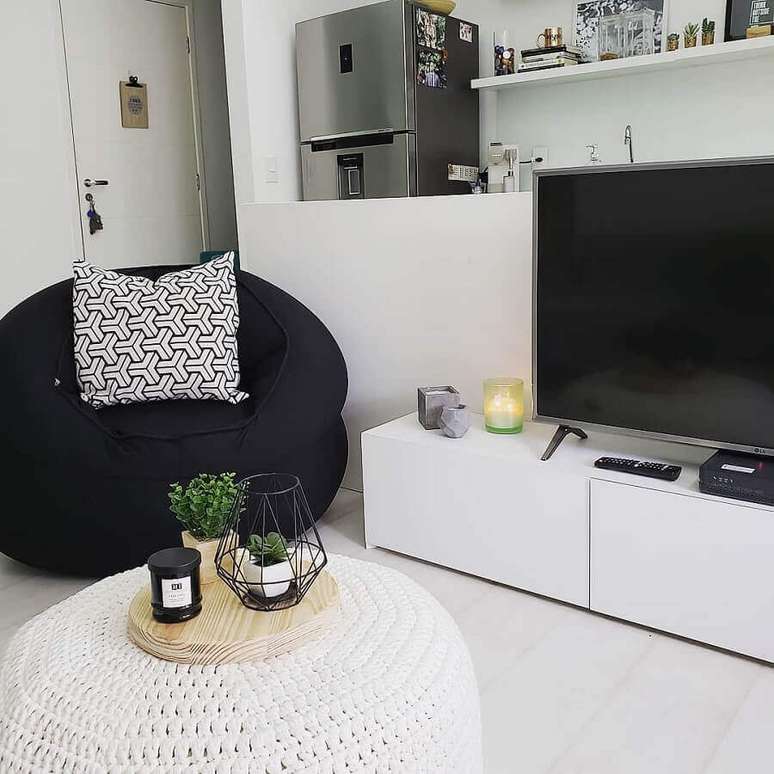 4. Decoração simples para sala branca com puff fofão preto – Foto: Pinterest