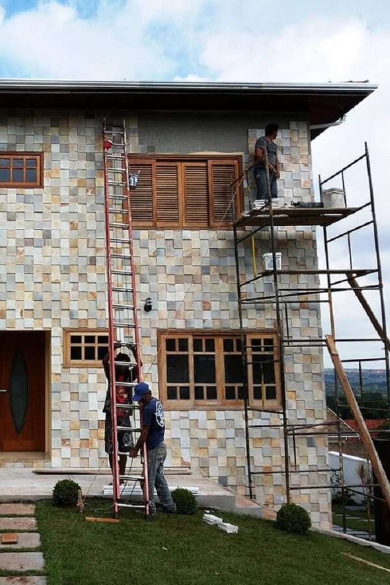 46. Fachada externa com revestimento de pedra S&atilde;o Tom&eacute;. Fonte: Pinterest