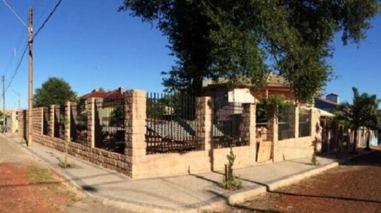 7. O revestimento de pedra gr&eacute;s delimita toda a &aacute;rea do terreno. Fonte: Pinterest