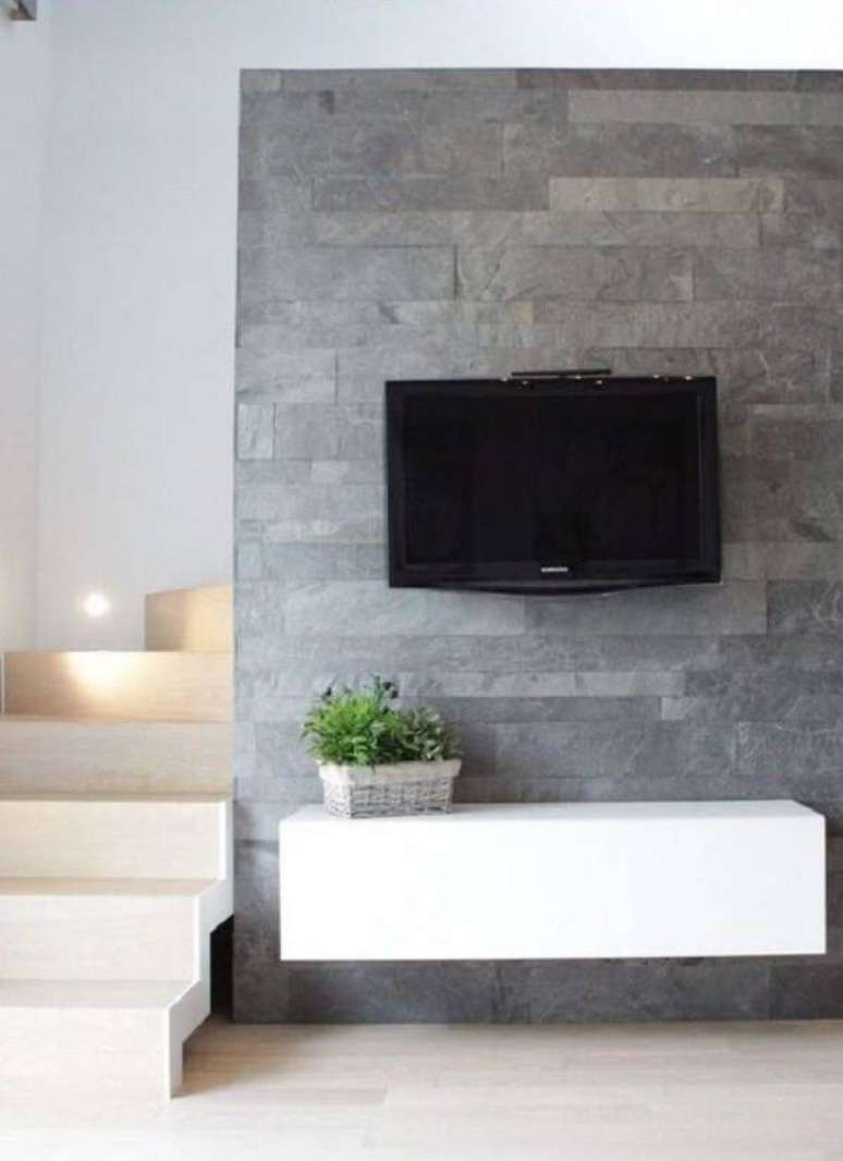 17. Revestimento de pedra para parede miracema decora a estrutura do painel de TV. Fonte: Pinterest