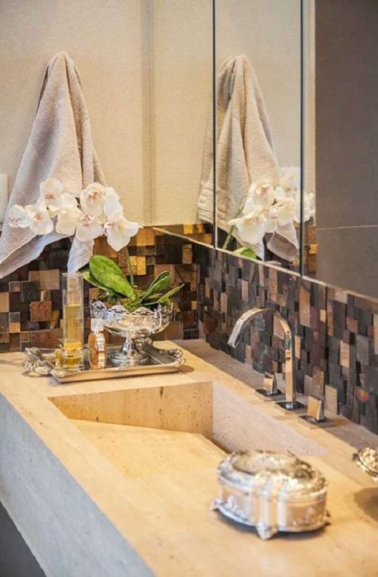 49. Detalhe sobre a bancada do banheiro ganha um toque sofisticado na presença do revestimento de pedra ferro. Fonte: Pinterest