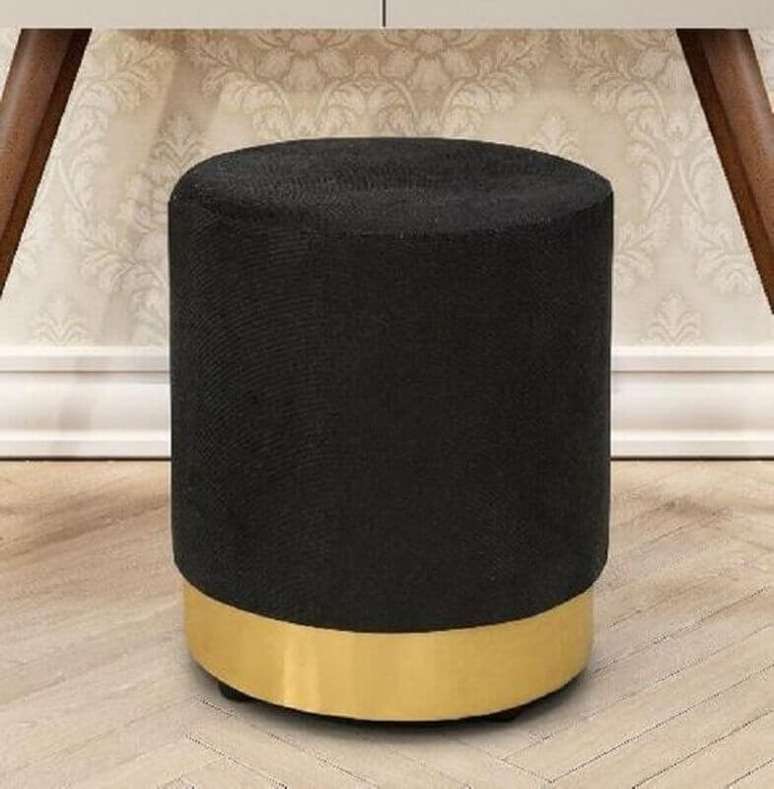 2. Modelo de puff preto com detalhe em dourado ideal para espaços modernos e sofisticados – Foto: Pinterest