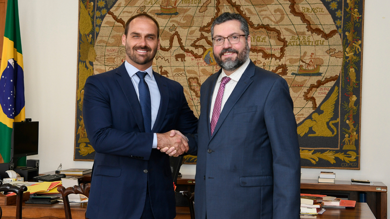 Eduardo Bolsonaro e Ernesto Araújo no gabinete do chanceler no Palácio Itamaraty, em Brasília; filho do presidente foi grande apoiador do agora ex-chanceler