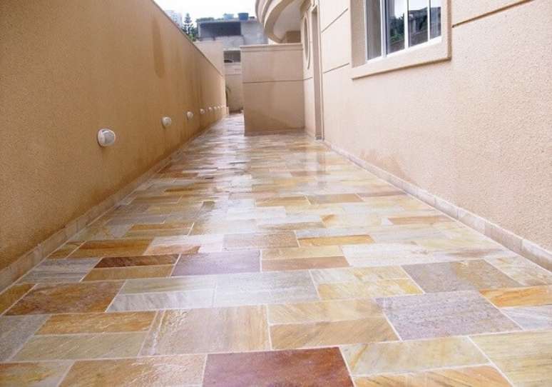 37. O revestimento de pedra São Tomé mesclado foi escolhido para compor o piso do corredor. Fonte: Paraíso das Pedras