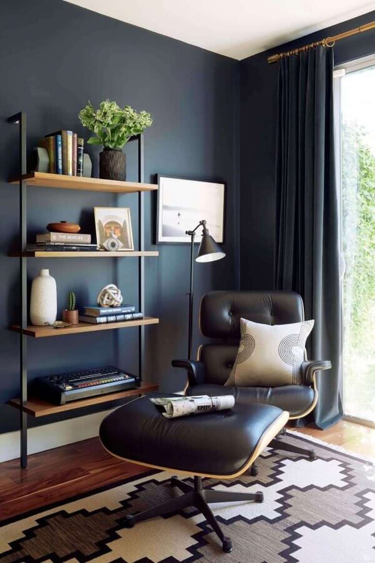 37. Poltrona com puff preto para decoração de sala com parede preta – Foto: Follow the Colours