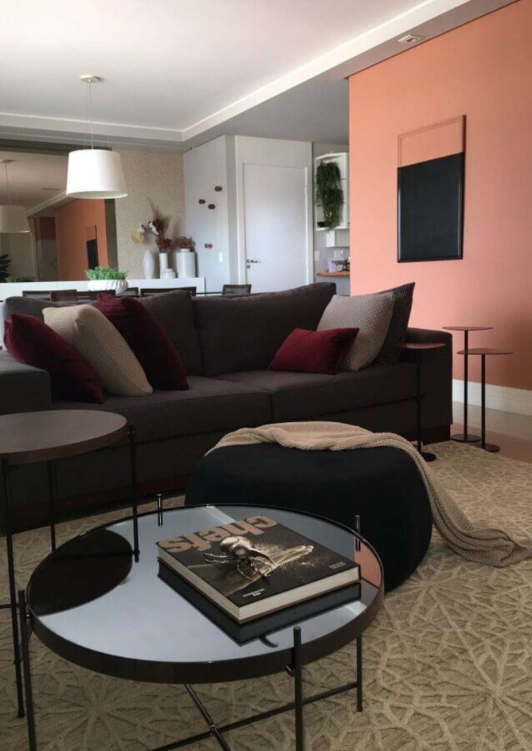 50. Puff preto redondo para sala de estar decorada com sofá cinza – Foto: Studio Elen Saravalli