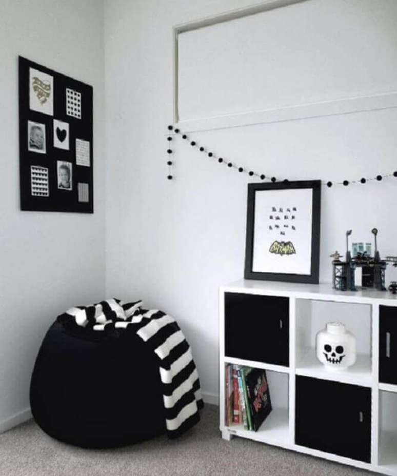 41. Decoração simples e minimalista com puff fofão preto – Foto: Jeito de Casa