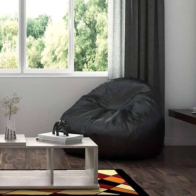 49. Decoração de sala com tapete colorido e puff fofão preto – Foto: Pinterest