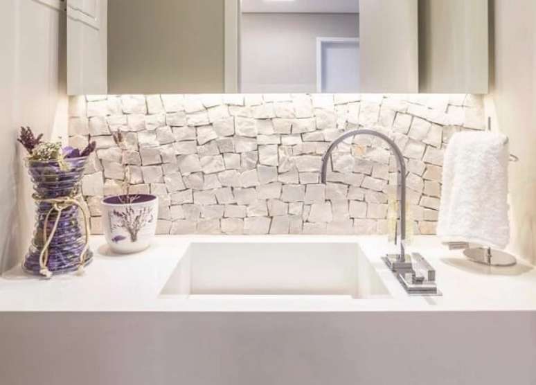 8. Revestimento de pedra portuguesa branca traz um toque sutil no banheiro. Fonte: Archduo Arquitetura