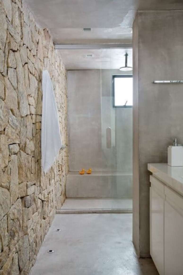 42. O revestimento de pedra decora o banheiro desse imóvel. Fonte: Revista Casa e Jardim