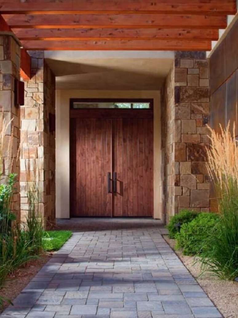 6. Entrada de casa feita com revestimento de pedra S&atilde;o Tom&eacute;. Fonte: Pinterest