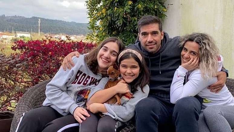 Abel Ferreira passa férias em Portugal ao lado da família