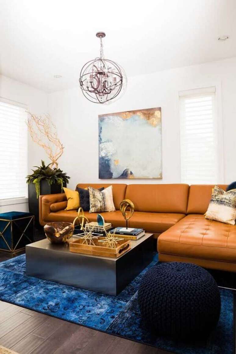 24. Puff preto redondo de crochê para decoração de sala de estar com sofá marrom com chaise – Foto: Histórias de Casa
