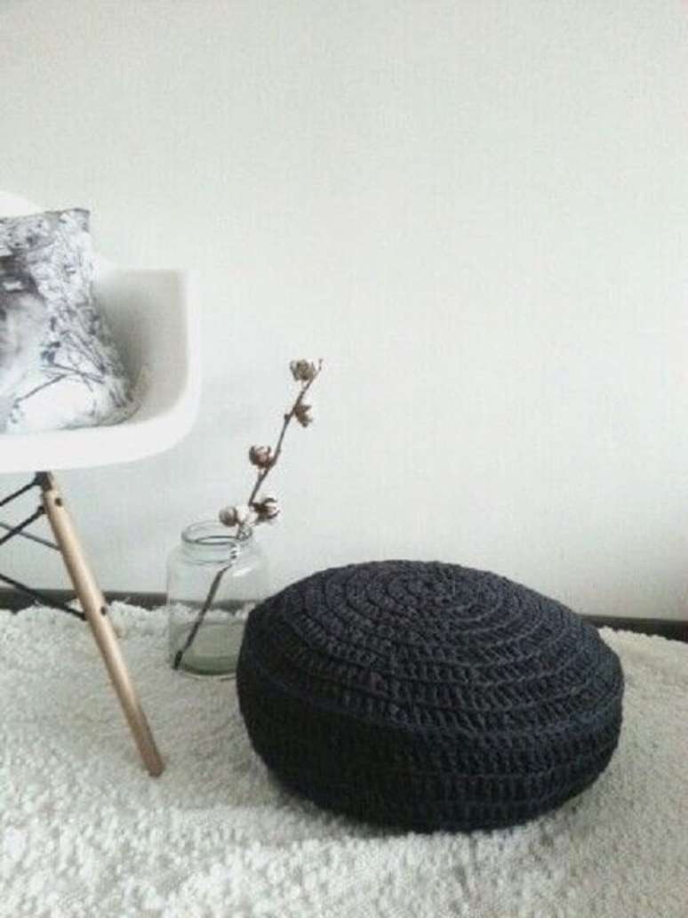 1. Decoração minimalista com puff preto redondo de crochê – Foto: Decofilia