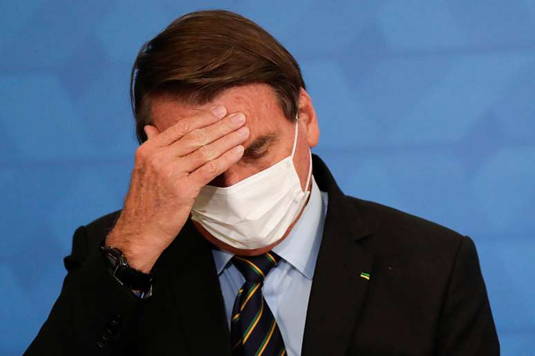 Presidente do Brasil, Jair Bolsonaro, gesticula durante cerimônia para anunciar medidas do banco Caixa Econômica em apoio aos hospitais filantrópicos, em Brasília, Brasil