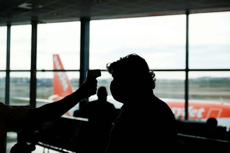 Funcionário checa temperatura de passageiro antes da entrada em avião 
15/06/2020 REUTERS/Rafael Marchante