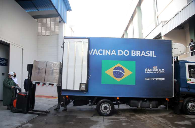 Funcionários carregam caminhão com doses da vacina contra Covid-19 CoronaVac na sede do Instituto Butantan, em São Paulo
15/03/2021 REUTERS/Carla Carniel