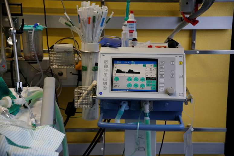 Respirador em UTI de hospital universitário em Aachen, na Alemanha
21/12/2020 REUTERS/Leon Kuegeler