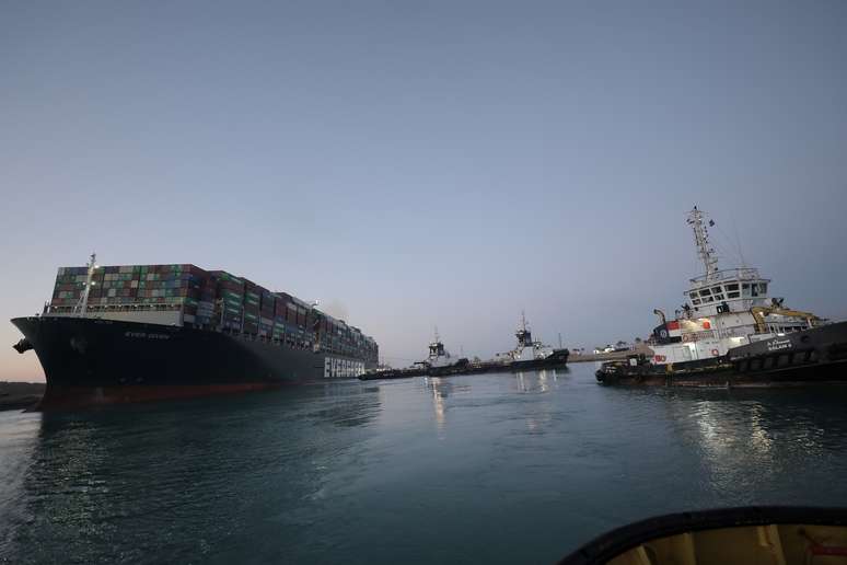Uma imagem mostra o navio porta-cont&ecirc;ineres Ever Given, um dos maiores porta-cont&ecirc;ineres do mundo, depois de parcialmente reflutuado, no Canal de Suez
29/03/2021
Suez Canal Authority/Handout via REUTERS